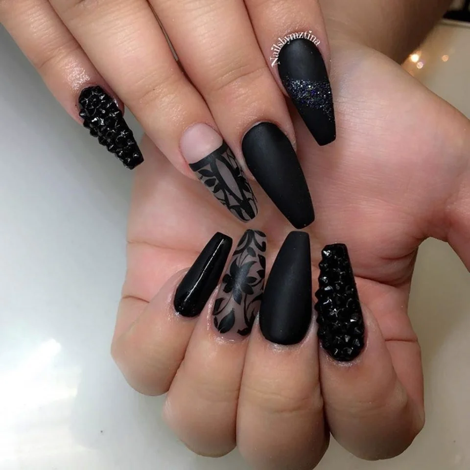 Черные матовые ногти