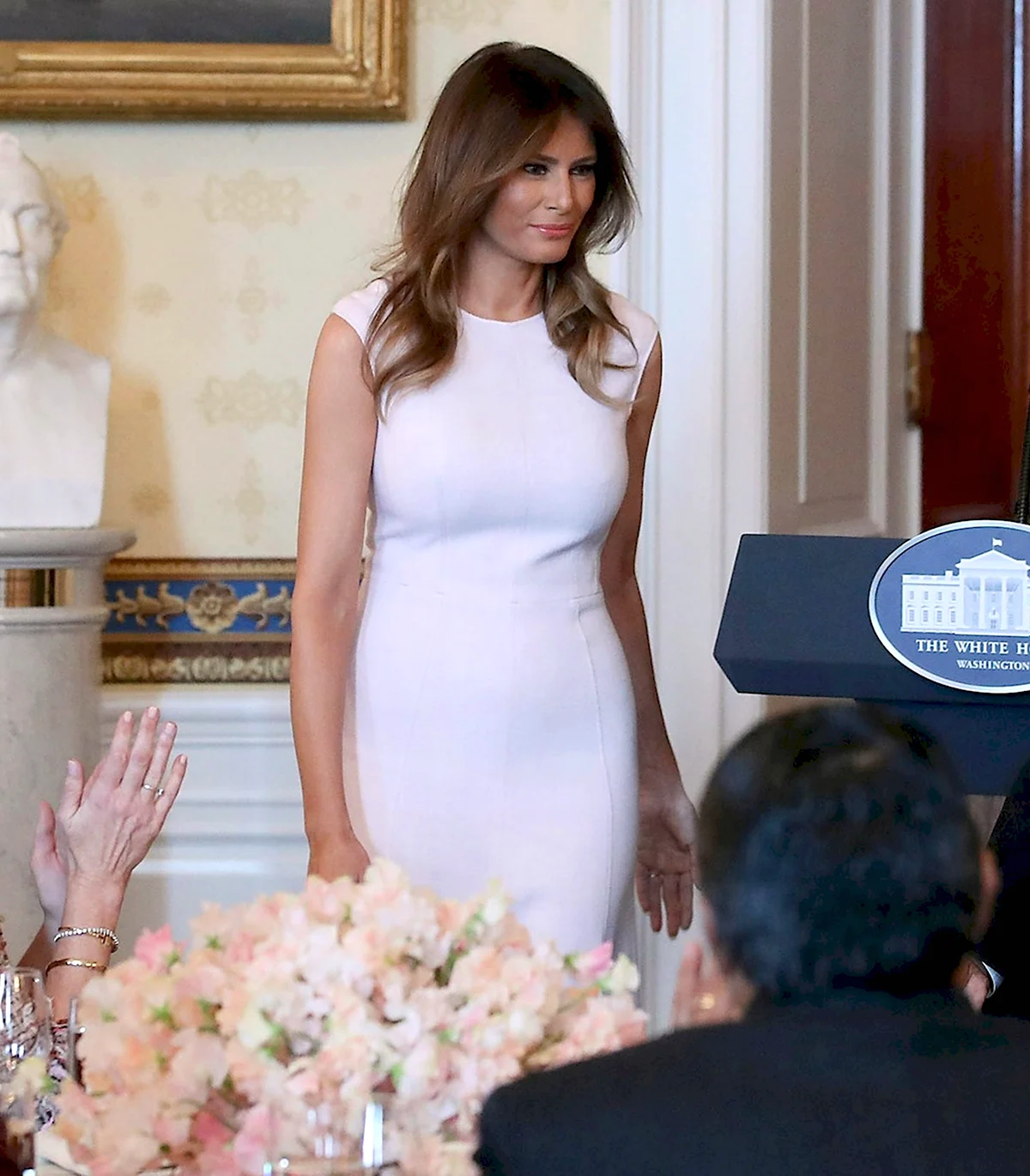 Мелания Трамп в белом платье