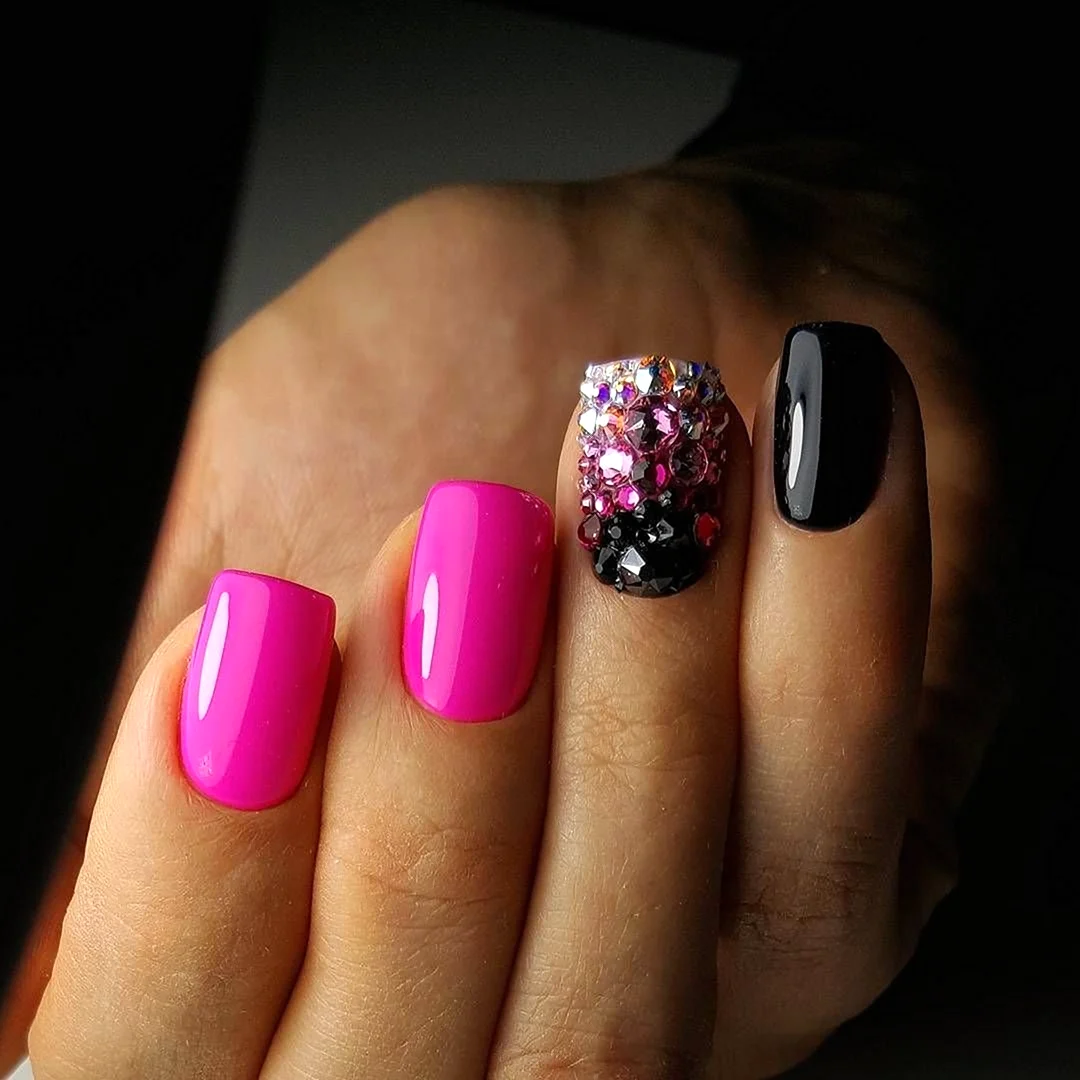Маникюр фуксия с черным
