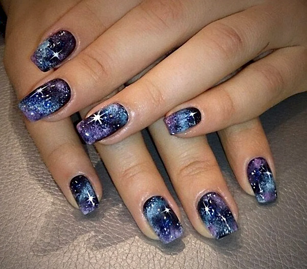 Ногти на НГ синие блестки