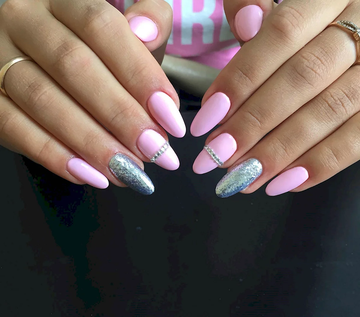 Розовый маникюр с растяжкой