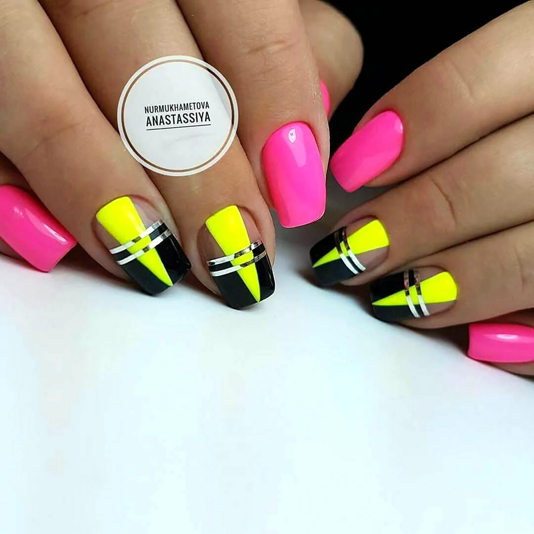 Маникюр геометрия яркий