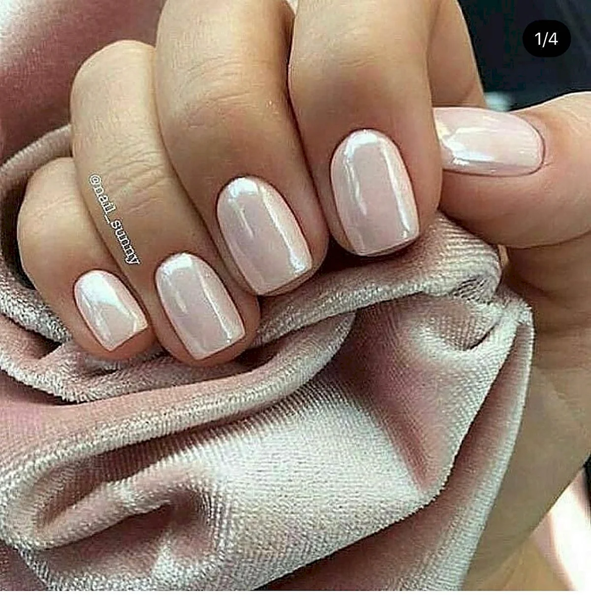 Нюдовый жемчужный маникюр