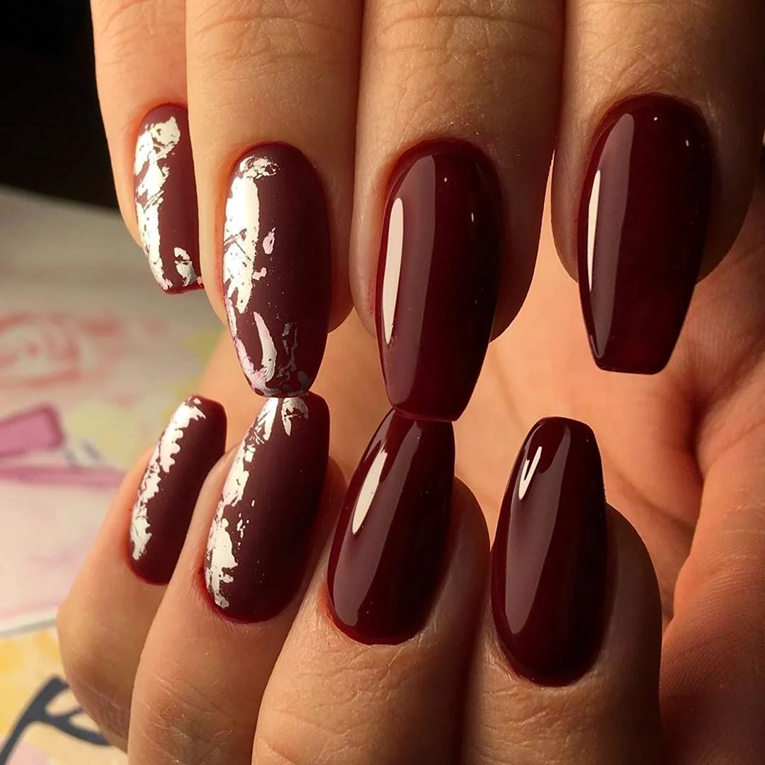 Маникюр 2022 бордо вишня