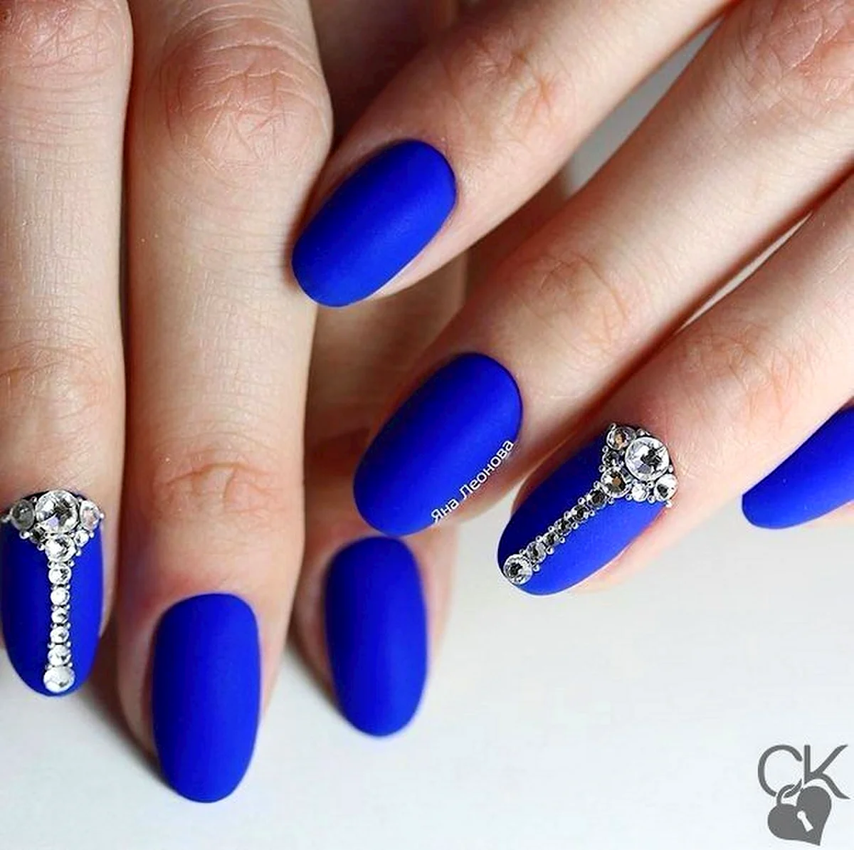 Синий матовый маникюр со стразами