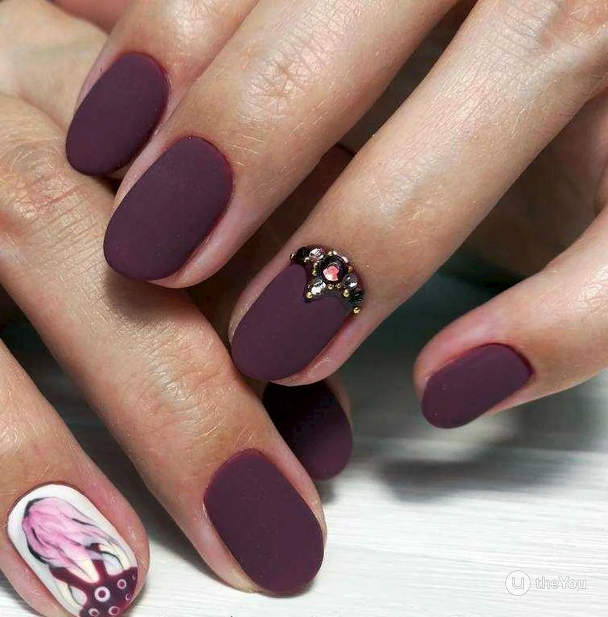 Розово бордовый маникюр на короткие ногти