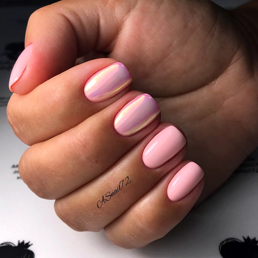 Маникюр розовый перламутр