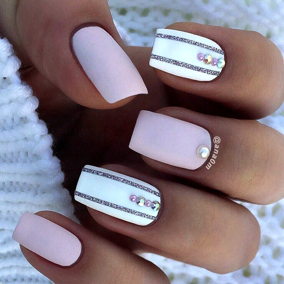 Маникюр розовый с белым