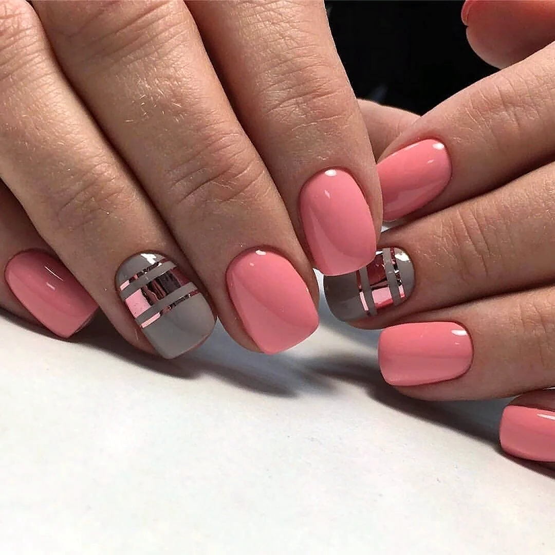 Маникюр розовый с полосками