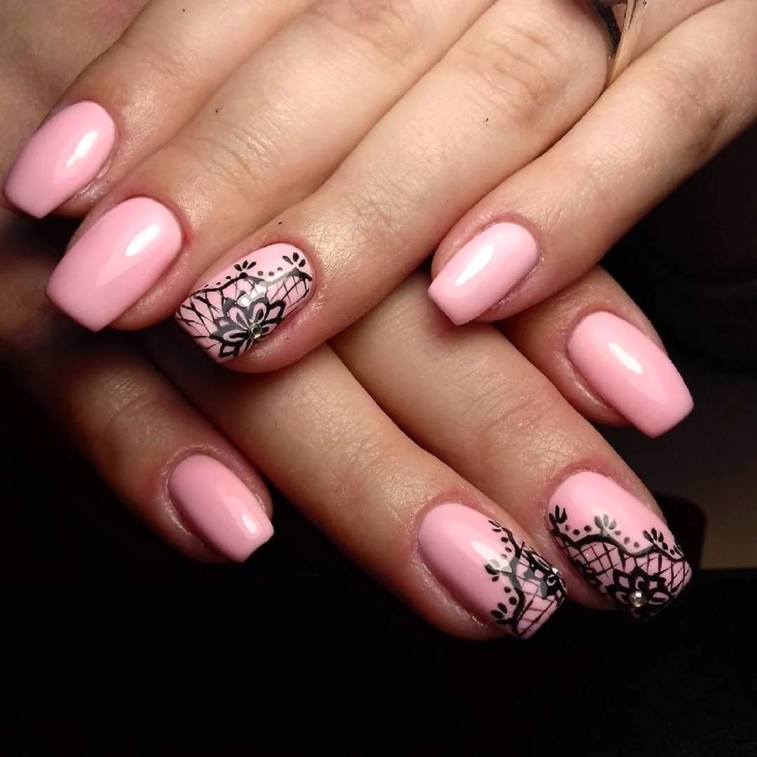 Маникюр розовый с черным