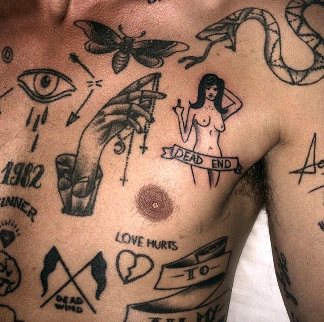 Маленькие тату для мужчин на груди