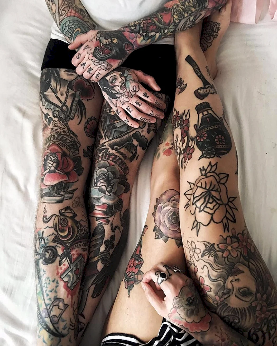 Много тату на девушке