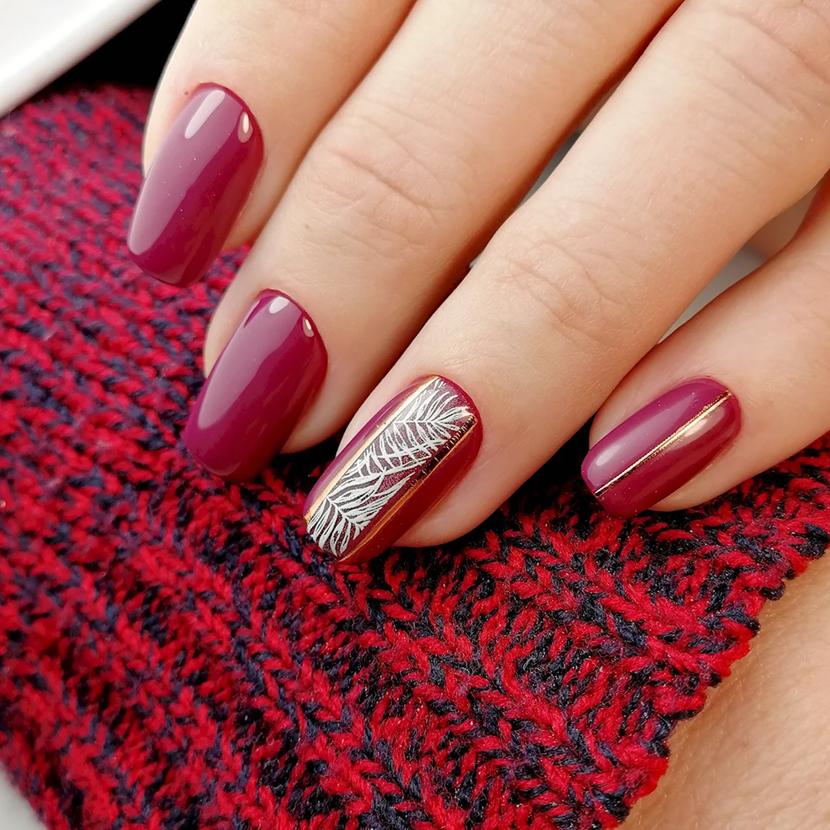 Бордовые ногти