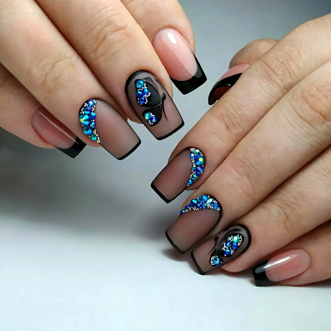 Черный маникюр с бабочками