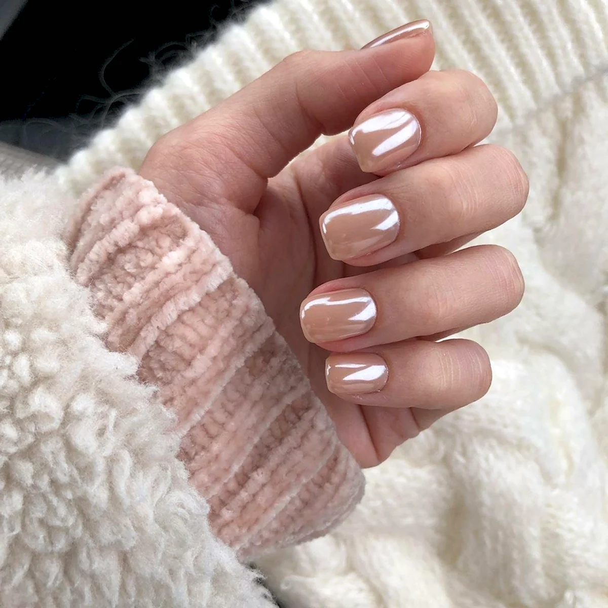 Нюдовый жемчужный маникюр