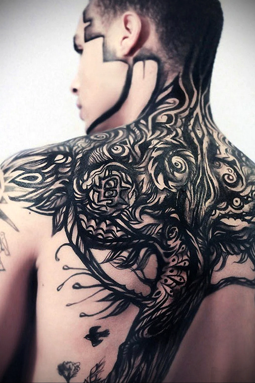 Тату с плеча на шею