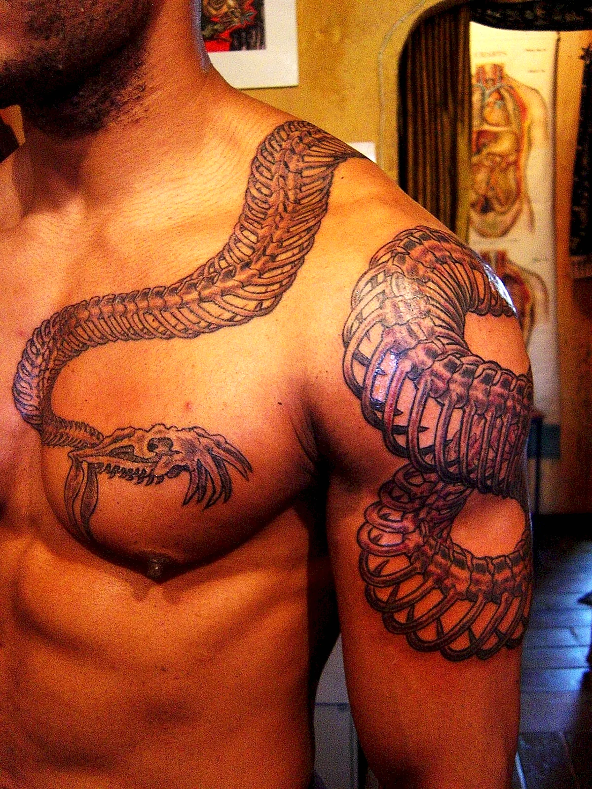 Тату змея на плече