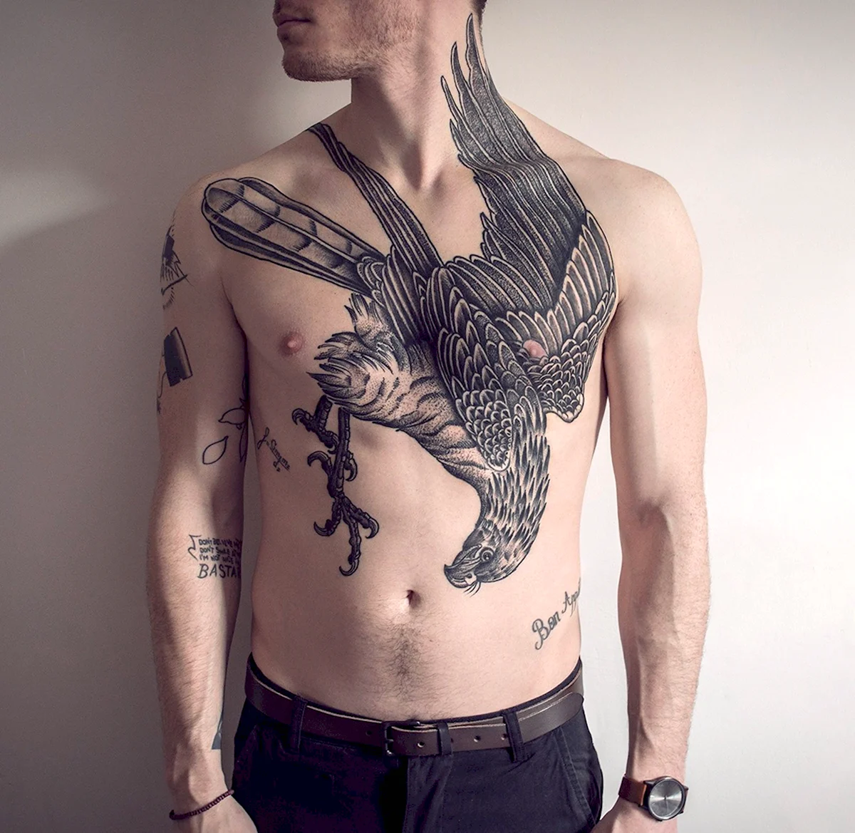 Тату на грудине и шее