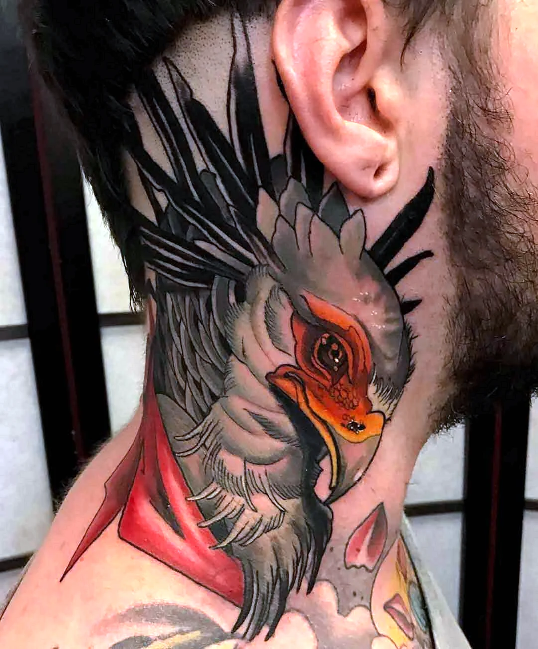 Тату Орел на шее