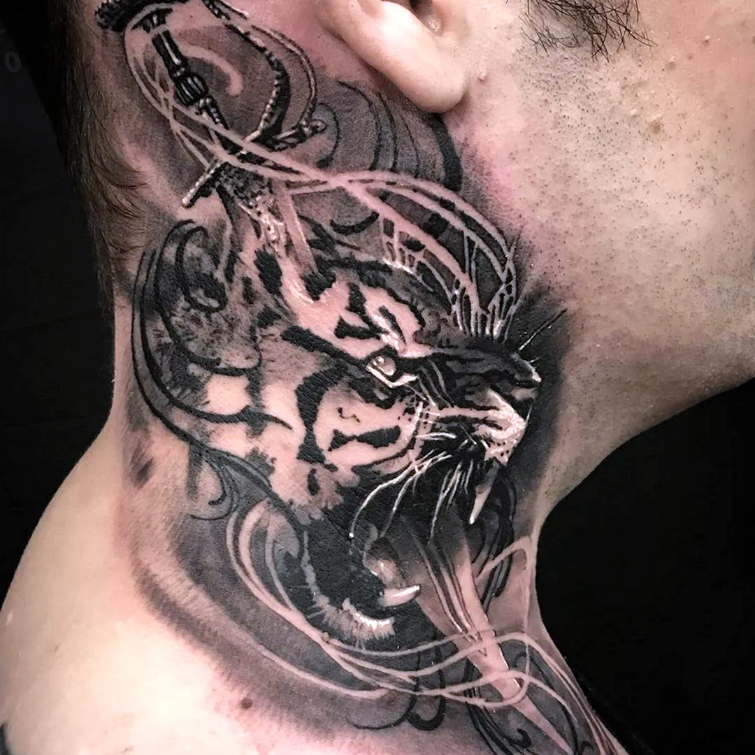 Тату тигр на шее
