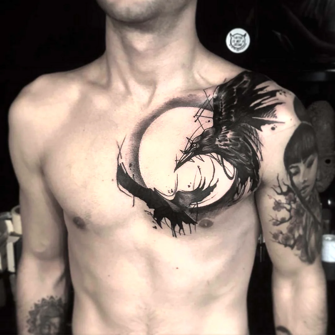 Тату ворон на груди