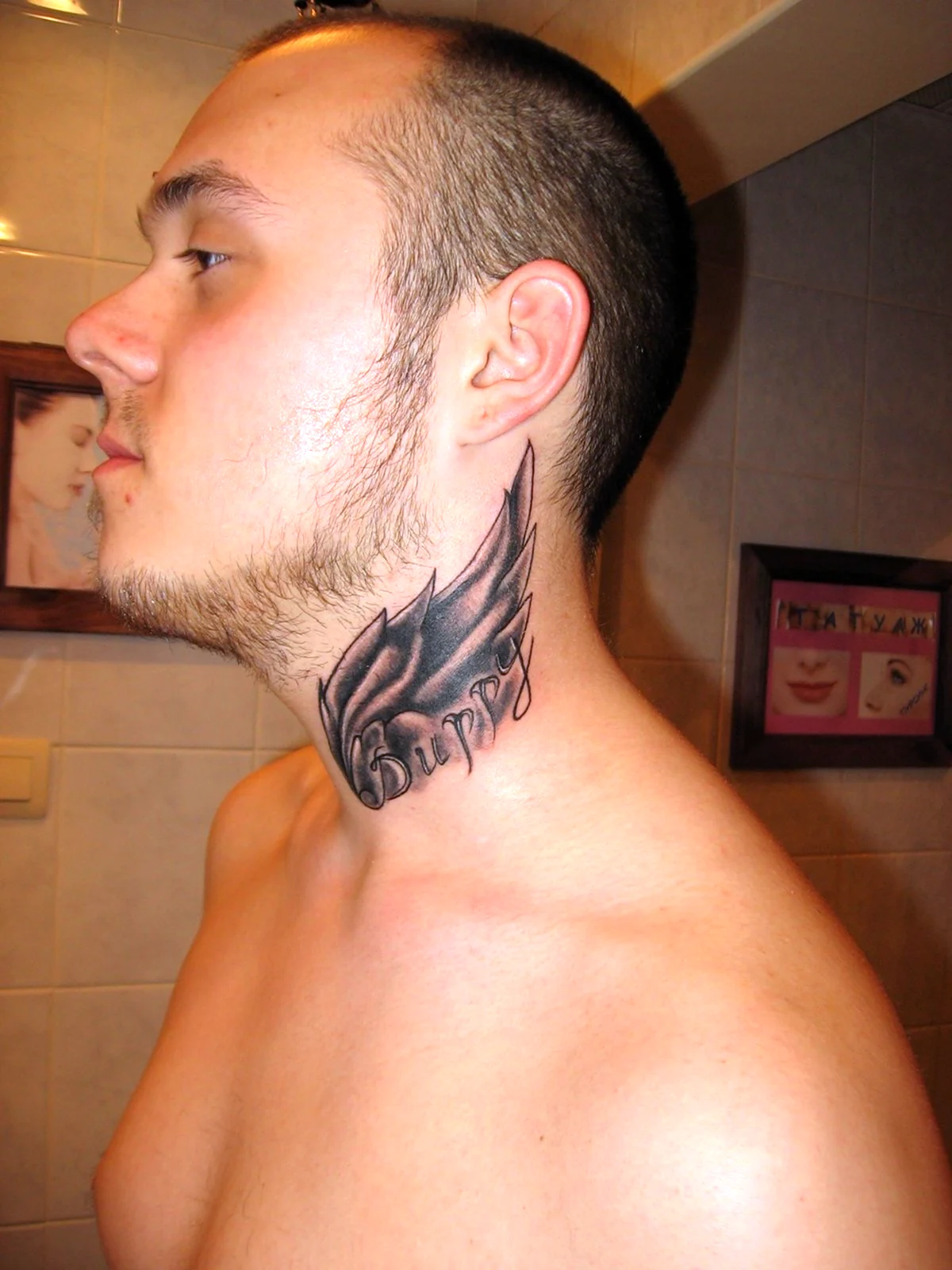 Тату на шее