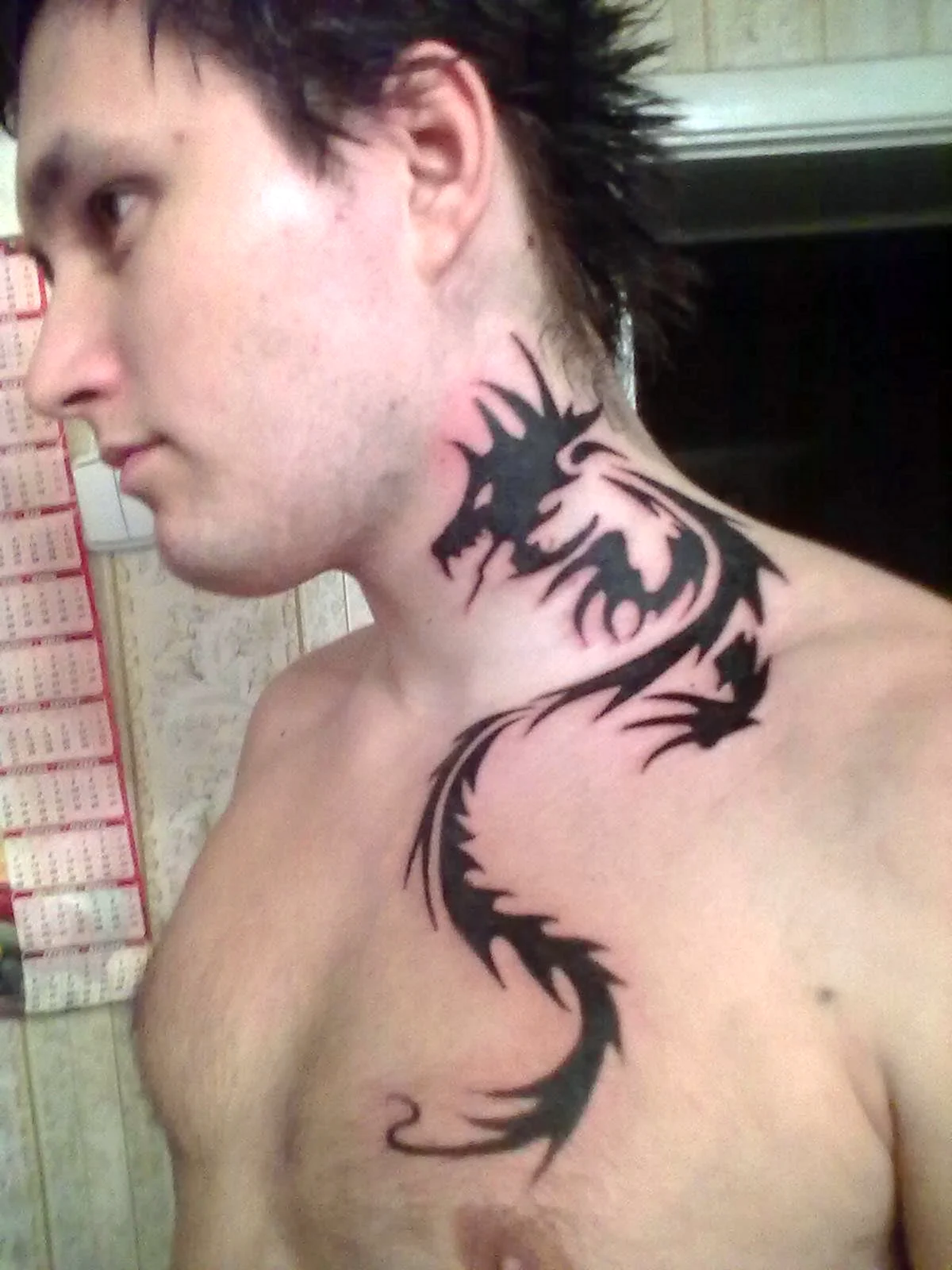 Тату дракон на шее