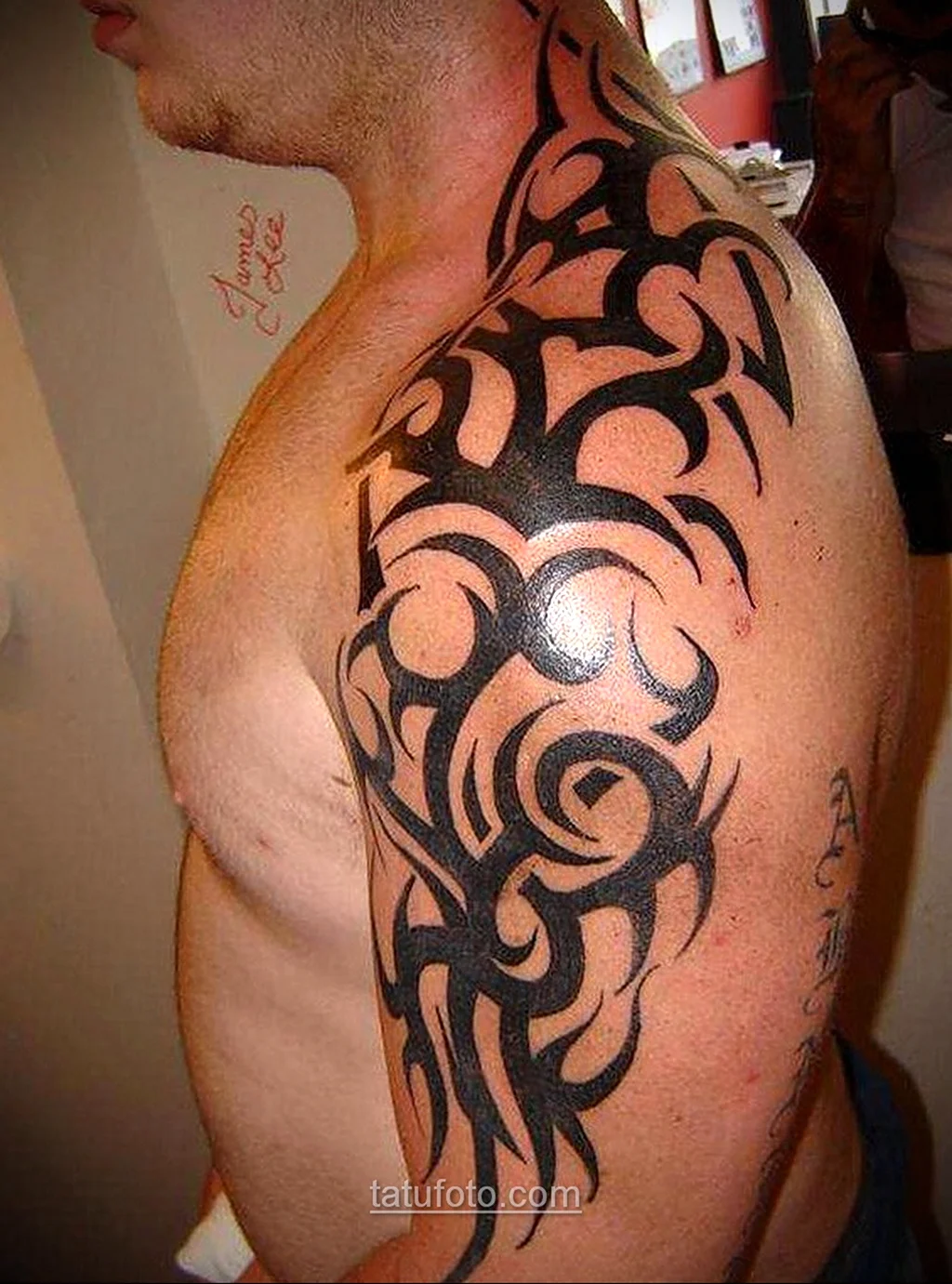 Тату абстракция на лопатке мужские