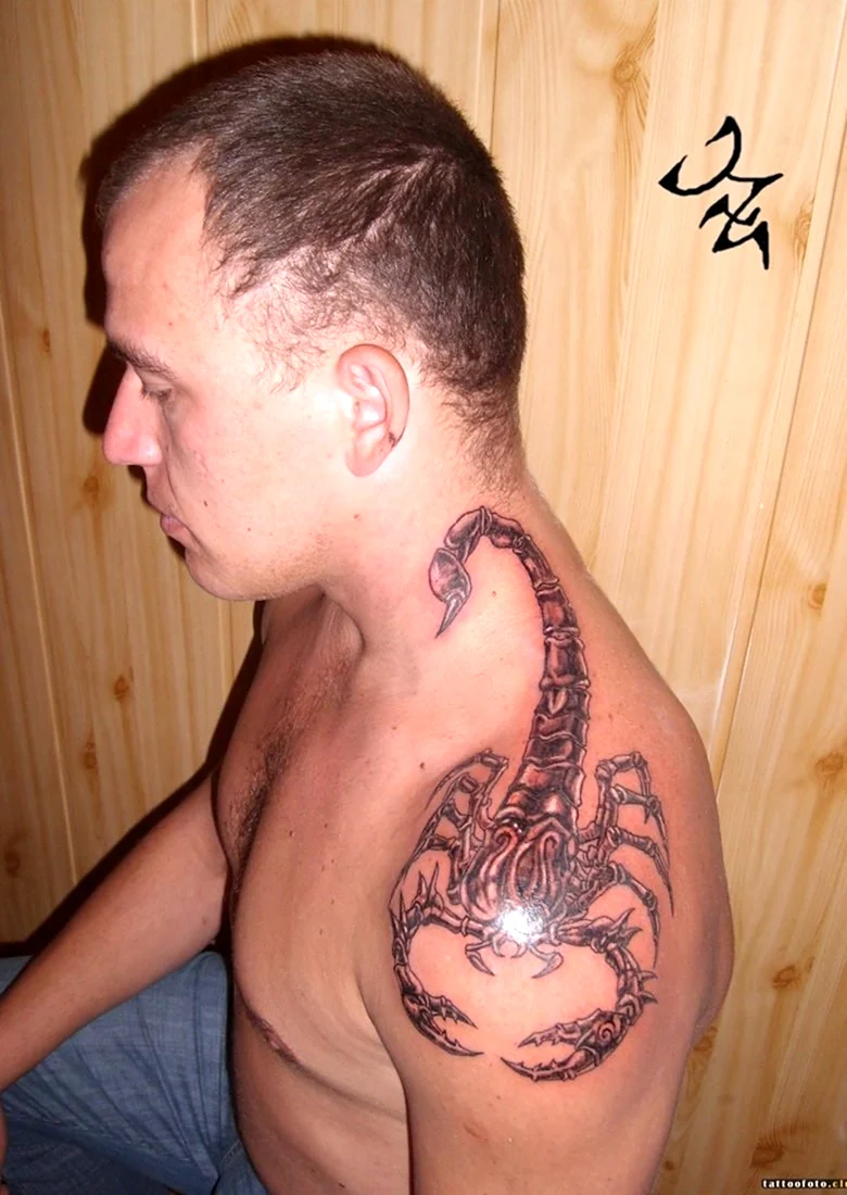 Тату Скорпион на шее