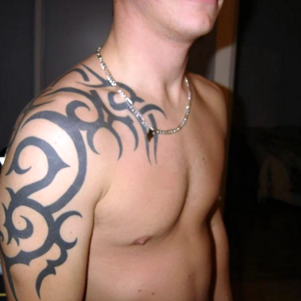 Кельтский узор на шее у мужчин