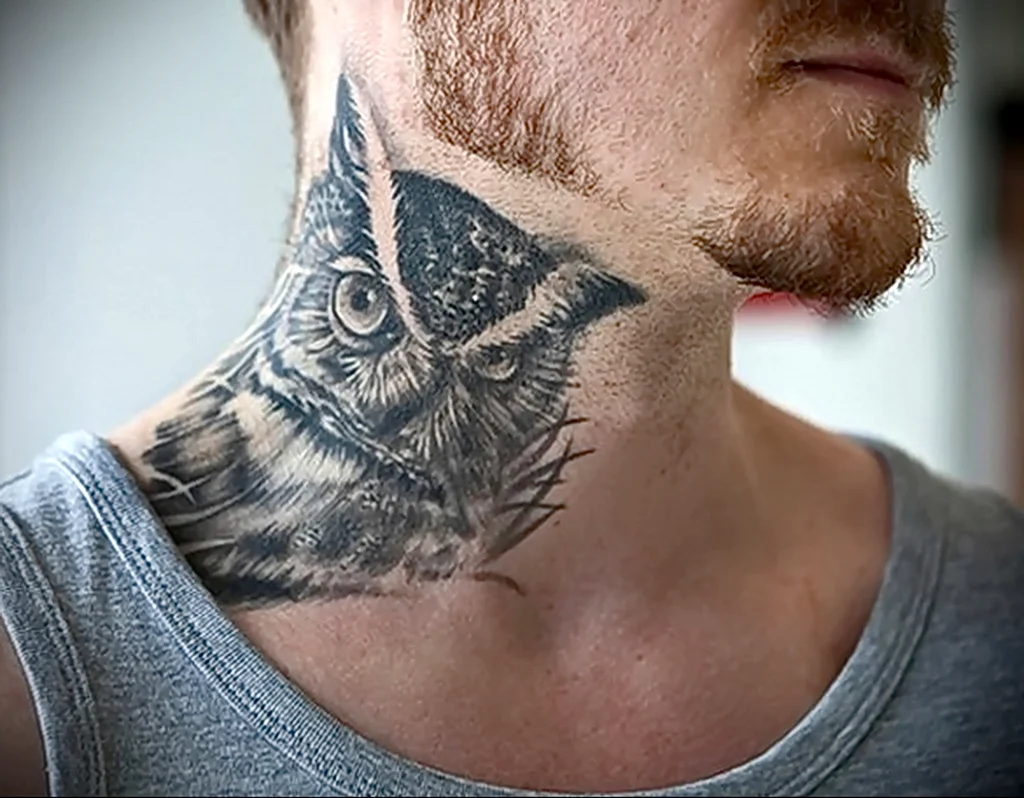 Тату на шее