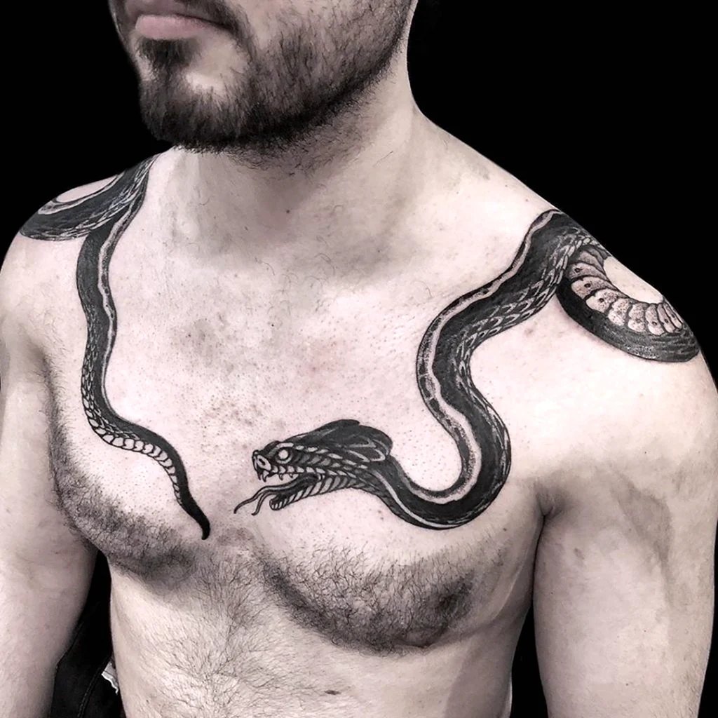 Тату змея на плече
