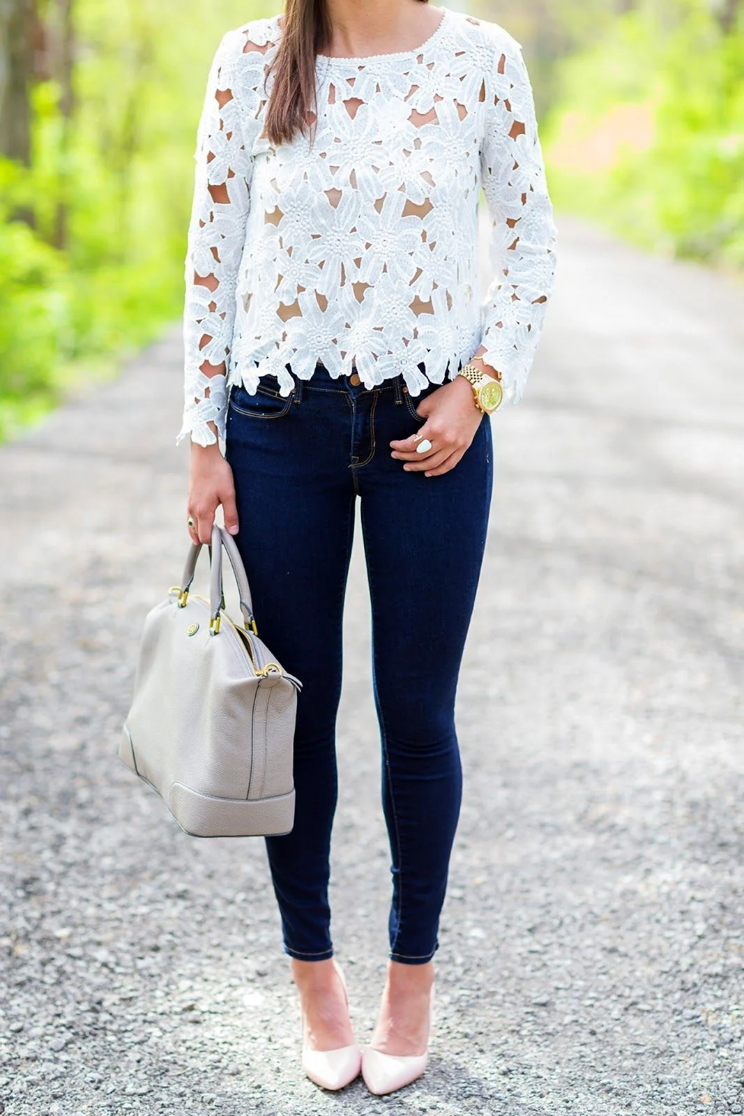 Кружевная блузка с джинсами