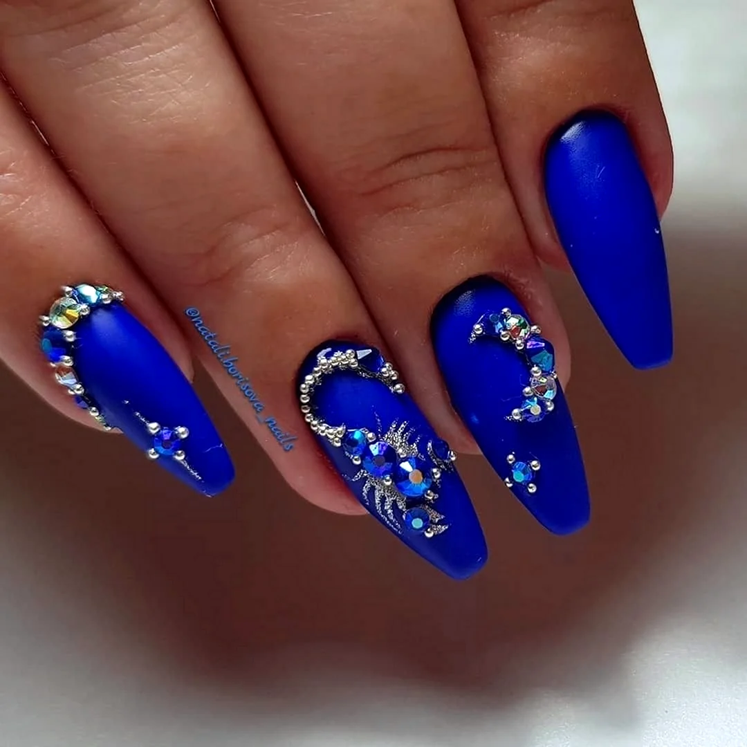Синие ногти со стразами