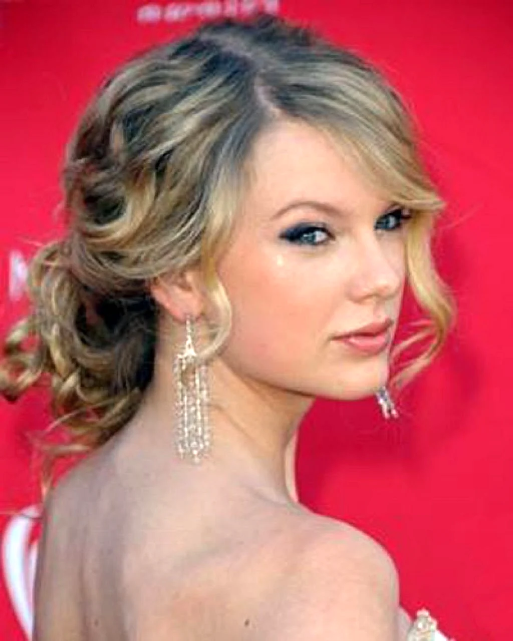 Вечерняя укладка на средние волосы без челки