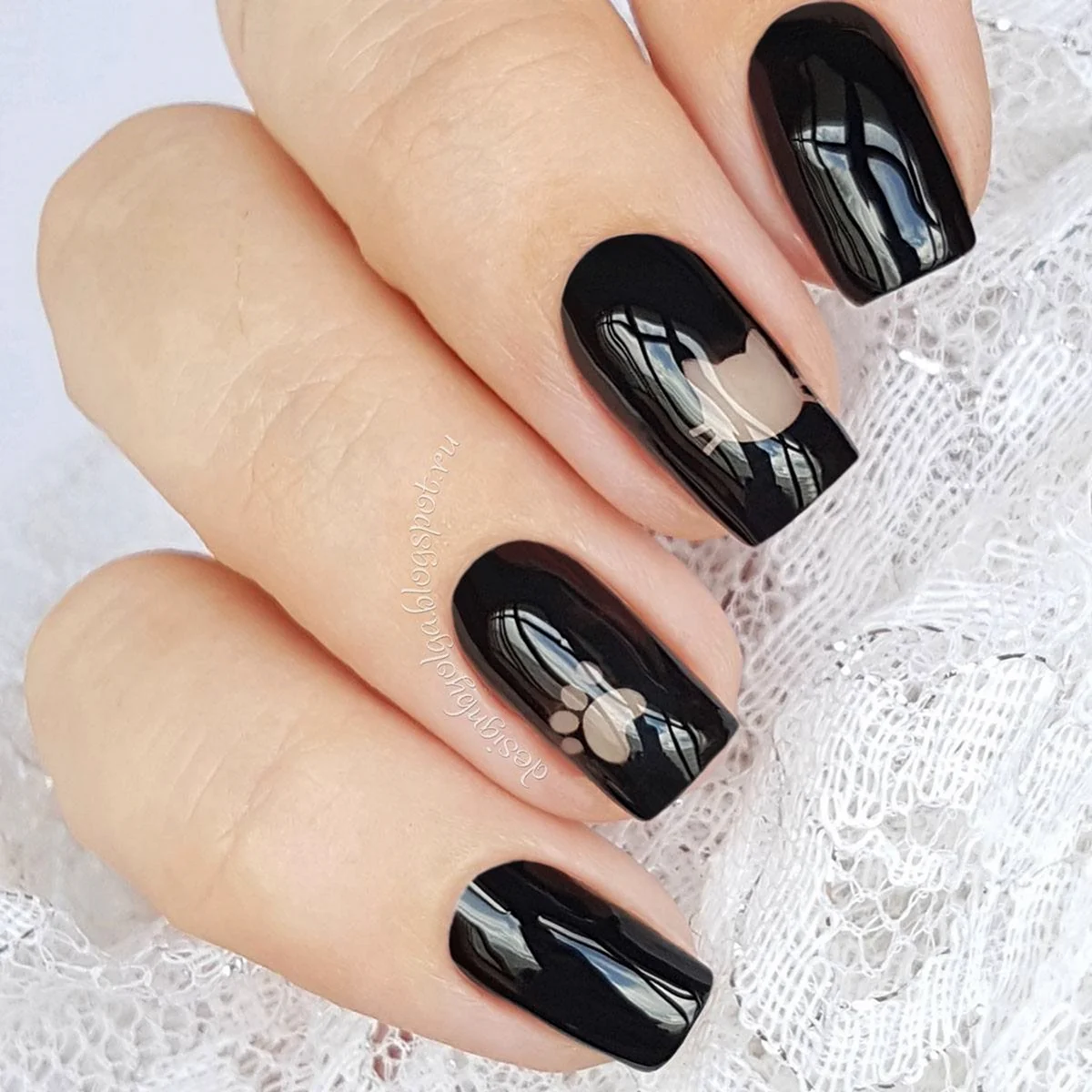 Ногти с черным лаком