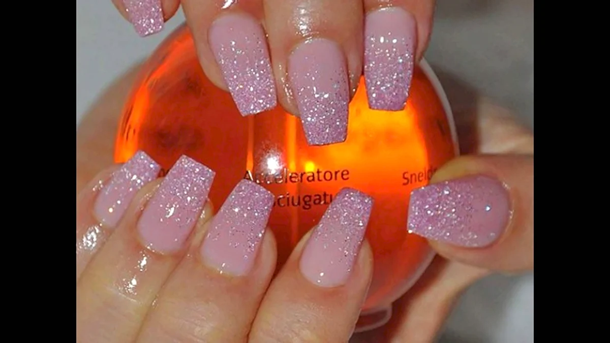 Маникюр омбре оранжевый с блестками