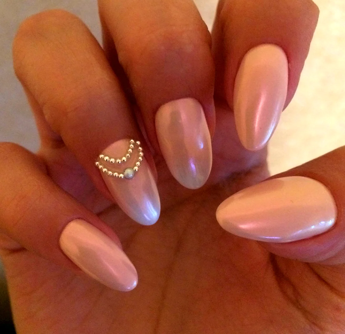Маникюр розовый перламутр