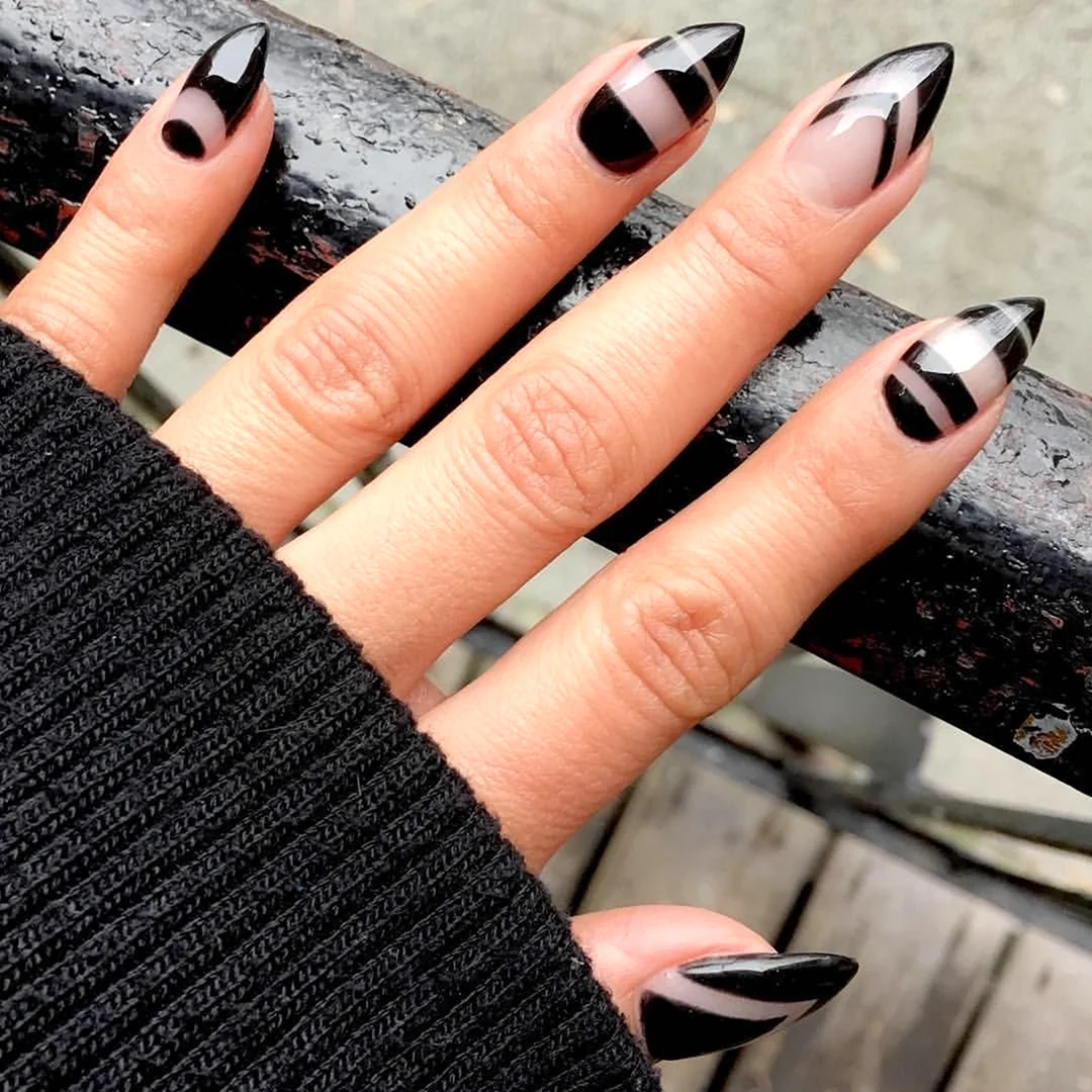 Ногти острые с черными полосками