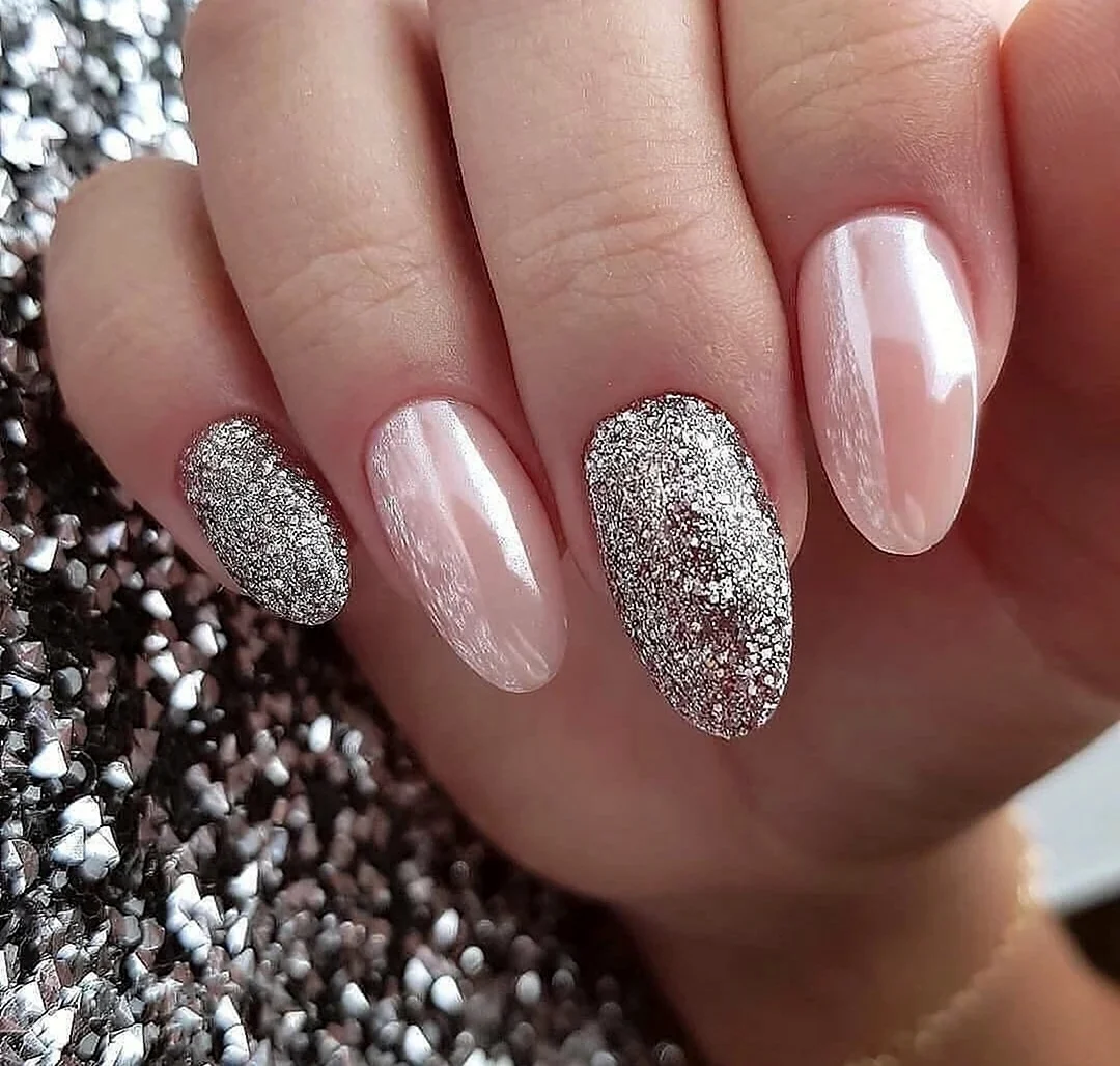 Нюдовый маникюр 2022 с блестками