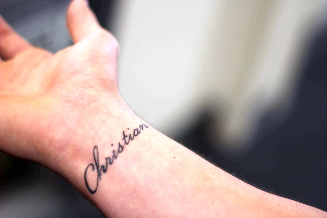 Тату имя на запястье