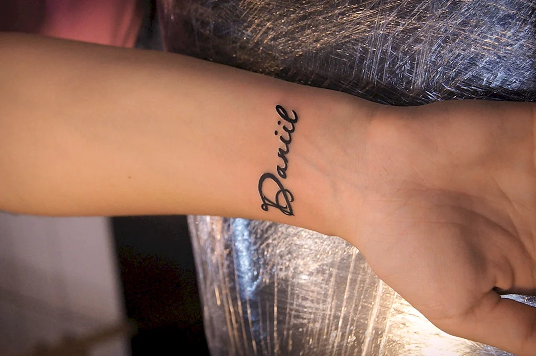 Тату имя на запястье