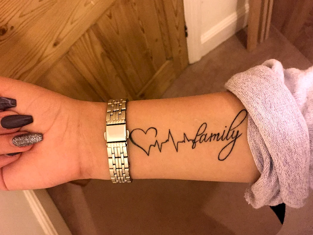 Тату надпись на запястье