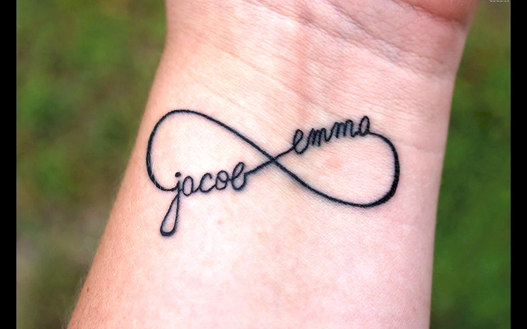 Тату знак бесконечности с именами детей на запястье