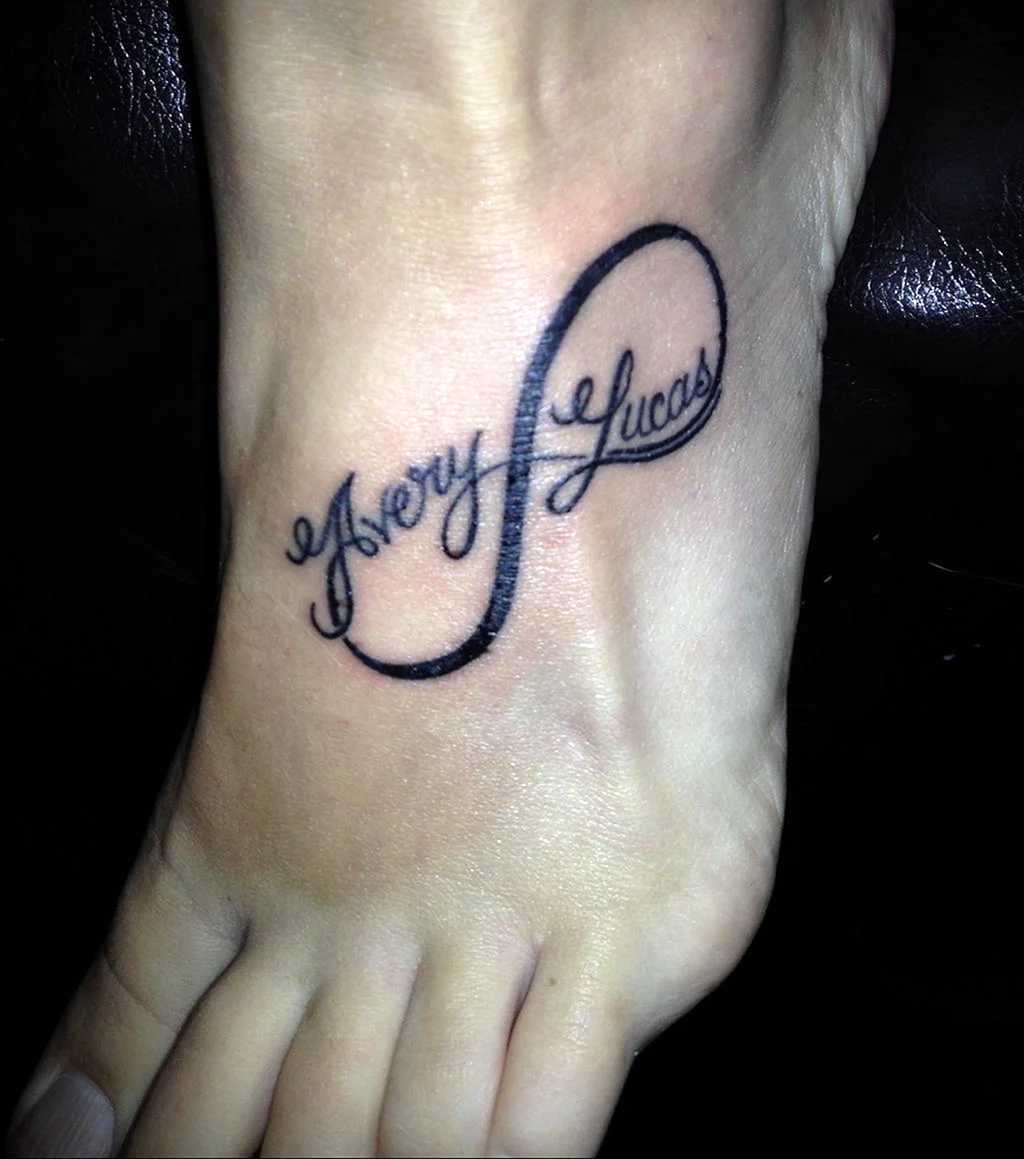 Тату имена детей на руке