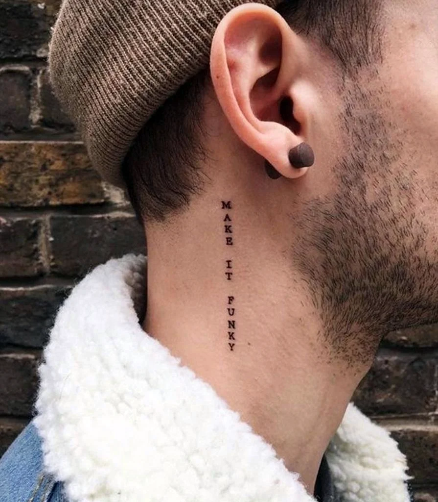 Тату на шее