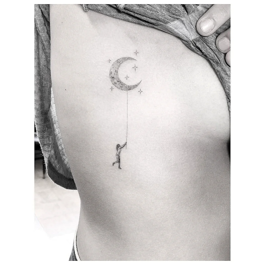 Тату Луна на ребрах