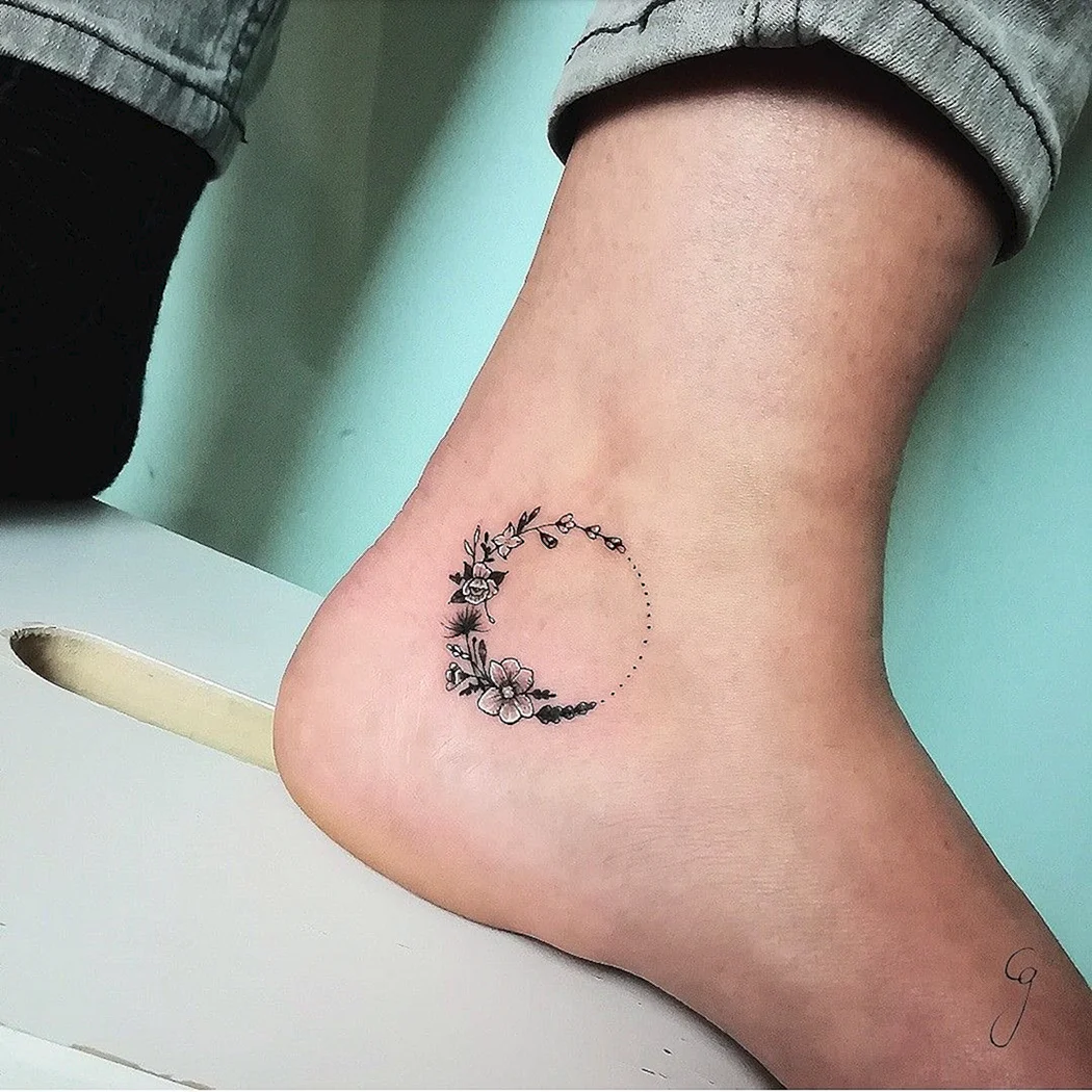 Тату месяц маленькая