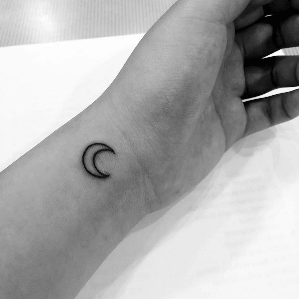 Тату полумесяц на запястье