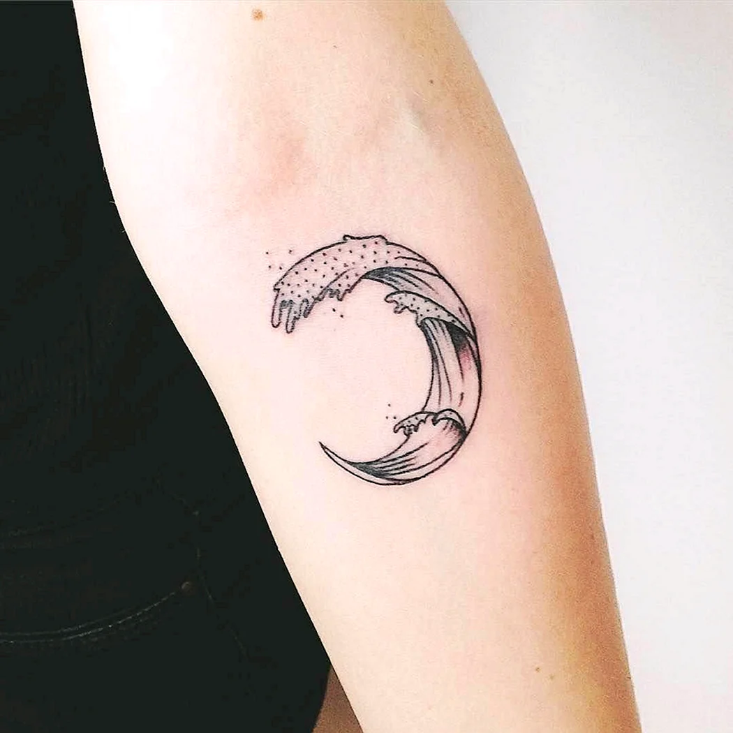 Тату полумесяц Минимализм